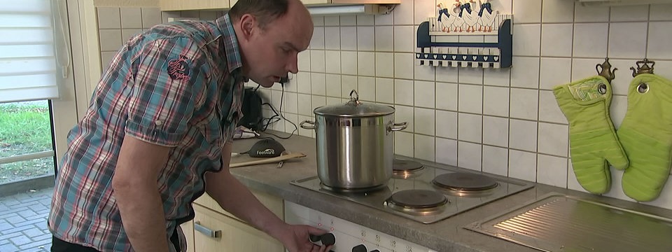 Junger Typ Geht Mit Seiner Mutti In Der Küche Direkt Zur Sache